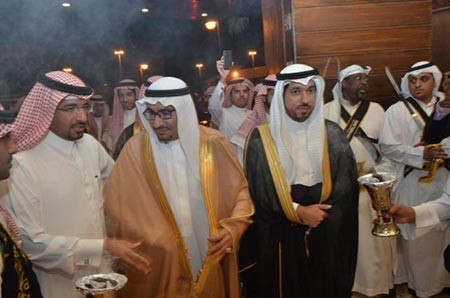 لحظة دخول السدحان وابنه وليد قاعة الاحتفال