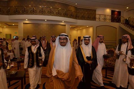 لحظة دخول السدحان وابنه وليد قاعة الاحتفال