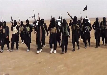 بالفيديو.. أول نشرة أخبار لـ"داعش" تهاجم أوباما وتصفه بـ"بغل اليهود"