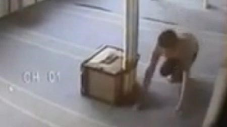 بالفيديو.. لص يتظاهر بالصلاة ويحاول سرقة صندوق تبرعات من مسجد