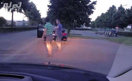 بالفيديو.. شاهد اغرب طريقة لإنهاء خلاف على الطريق