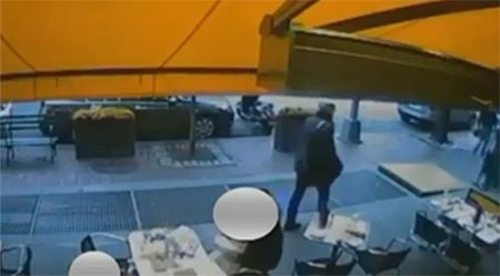 فيديو غريب عرضته شرطة نيويورك.. رجل يخرج من فتحة نفق تحت الارض ليلقي قنبلة على رواد مطعم!