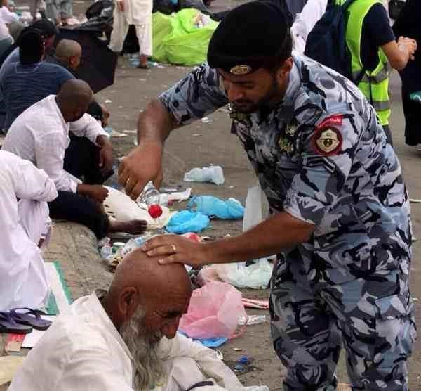 صور ترصد إنسانية رجال الأمن بجانب تطبيق النظام خلال الحج