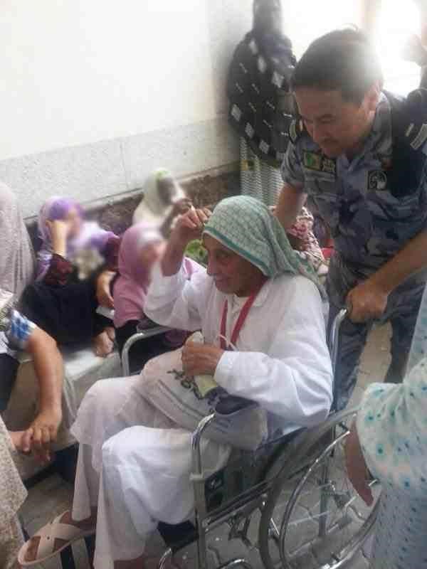 صور ترصد إنسانية رجال الأمن بجانب تطبيق النظام خلال الحج