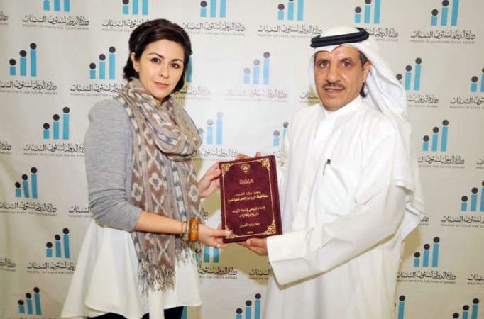 الشيخة الزين الصباح تتسلم نسخة من كتاب الزميل زيد السربل﻿