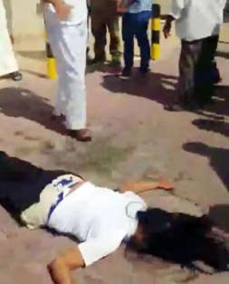 جثة المجني عليها تنتظر وصول الادلة الجنائية﻿