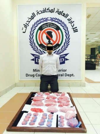  العربي المتهم وامامه الحبوب المضبوطة قبل ترحيله الى النيابة ﻿