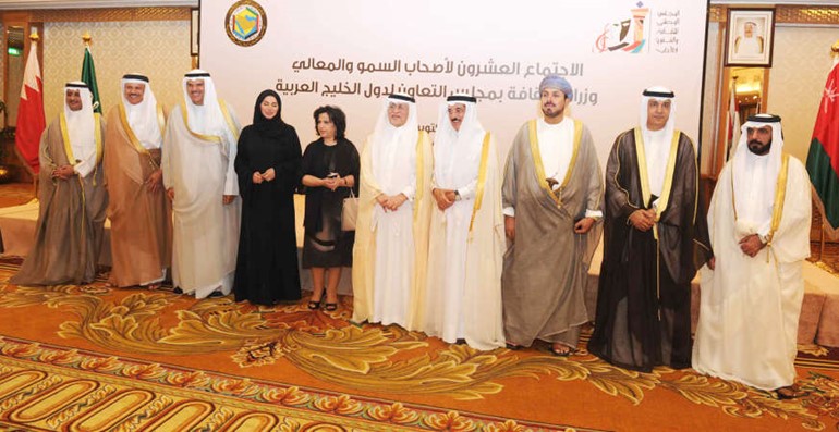 الشيخ سلمان الحمود متوسطا بعض الحضور﻿