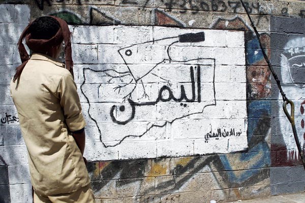 يمني يطالع غرافيتي على حائط بالعاصمة صنعاء امس افپ