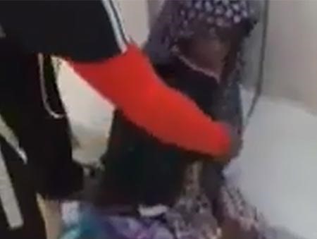 بالفيديو.. شاهد كيف كشف سعودي خداع طفلة متسولة "مبتورة اليدين" بمكة