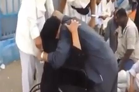 بالفيديو.. شاب يمني وأمه في مشهد مؤثر جداً في الحج