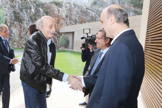 دسمير جعجع مستقبلا النائب وليد جنبلاط في معراب امس 	محمود الطويل﻿