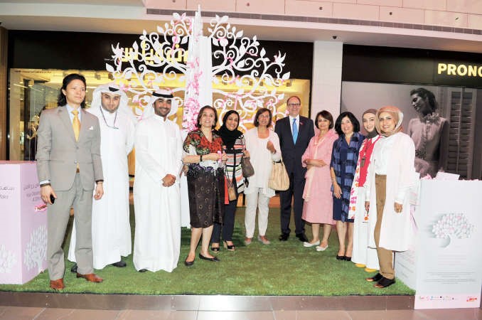 السفير الاميركي مع اعضاء حملة حياة لسرطان الثدي قاسم باشا