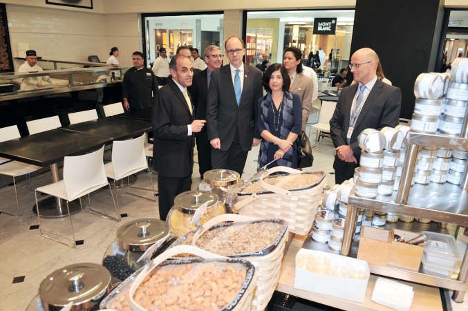 السفير خلال الجولة داخل دين اند ديلوكا 