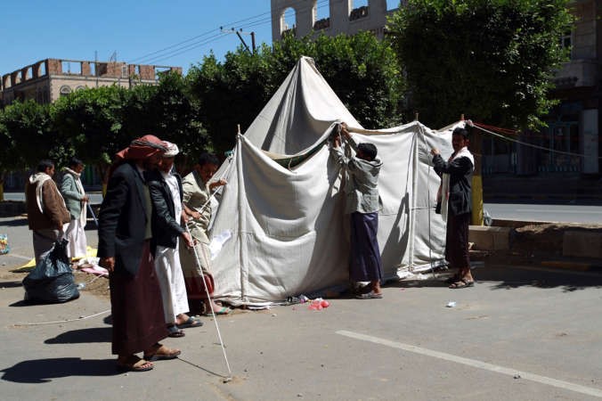  يمنيون مؤيدون للحوثيين يفككون خيما اقاموها للاعتصام في صنعاء امس 	 افپ ﻿