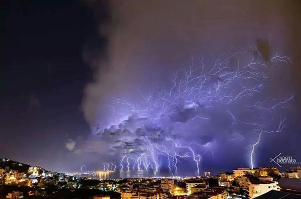 عاصفة البرق ترسم أجمل اللوحات في سماء لبنان