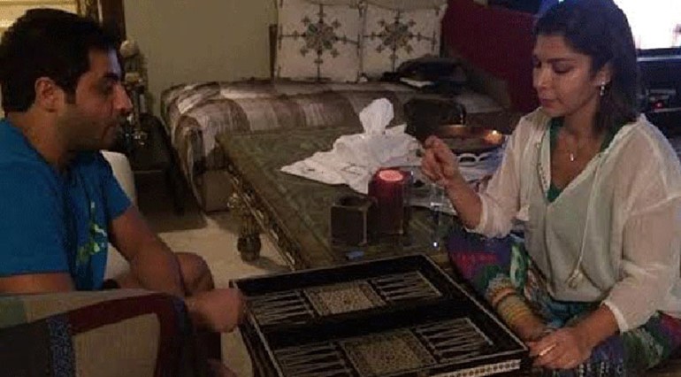 صورة.. أصالة مدمنة "طاولة محبوسة" 