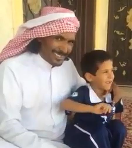 بالفيديو.. سعودي كوى ولده بالنار يتوعد من انتقده بالدعاء عليه ويبرر: هذا علاج قديم عند البدو