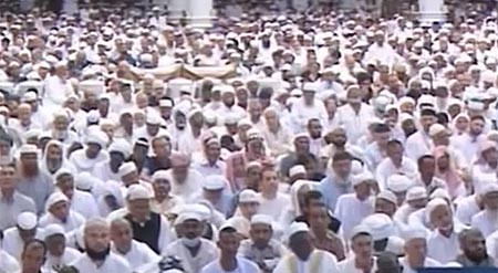 بالفيديو .. امام المسجد النبوي يوقف خطبة الجمعة.. لا تؤذِ المسلمين بهذا