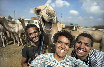 بالصور.. "ضحكة جمل" تحول شباباً مصريين الى نجوم