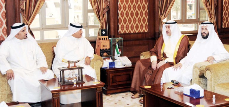 الشيخ فيصل الحمود خلال لقائه بعوض الدماك ونايف الرشيدي﻿