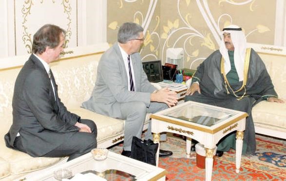 سمو الشيخ ناصر المحمد مستقبلا البروفيسور كرسيتوفر هيغنز والبروفيسور درهام برونو فان ديك