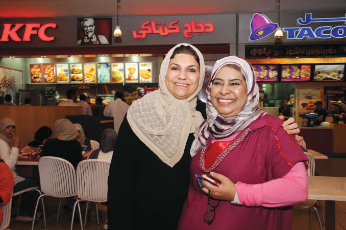 بدرية العبيد ونور الغريب خلال الرحلةانور الكندري
