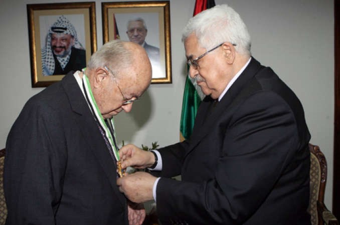  ويتلقى تكريما من الرئيس محمود عباس