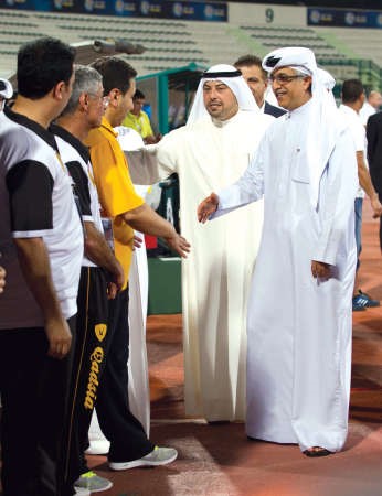 الشيخ سلمان بن ابراهيم والشيخ طلال الفهد يصافحان الطاقم الاداري والفني﻿