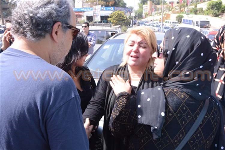 بالفيديو والصور.. مها أحمد تنهار باكية في جنازة والدها