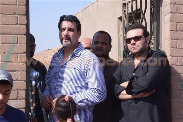 بالفيديو والصور.. مها أحمد تنهار باكية في جنازة والدها