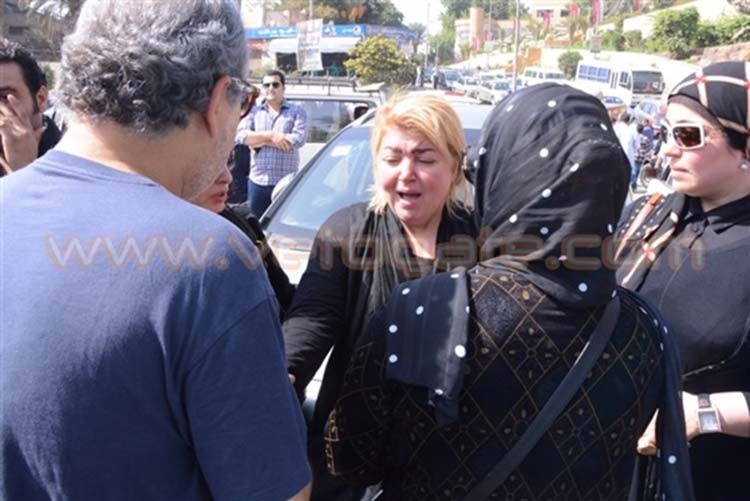 بالفيديو والصور.. مها أحمد تنهار باكية في جنازة والدها