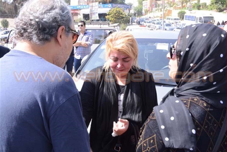 بالفيديو والصور.. مها أحمد تنهار باكية في جنازة والدها