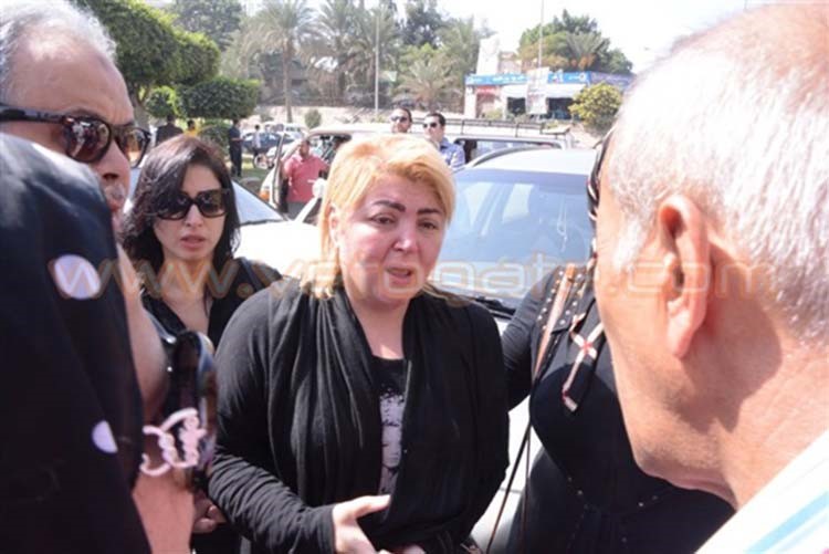 بالفيديو والصور.. مها أحمد تنهار باكية في جنازة والدها