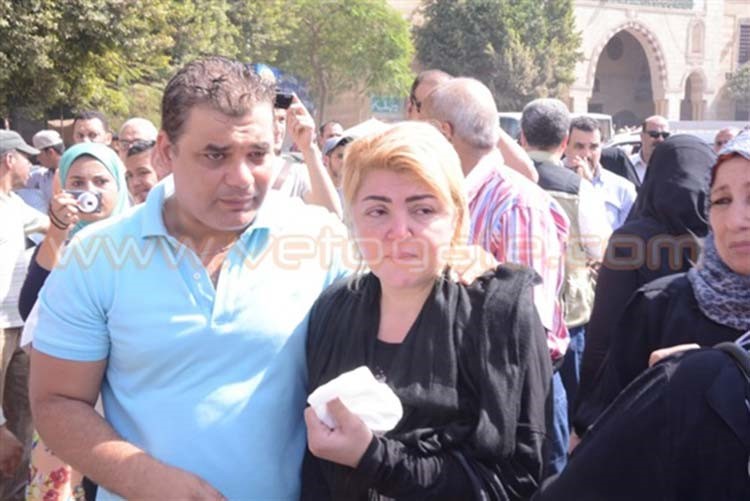 بالفيديو والصور.. مها أحمد تنهار باكية في جنازة والدها