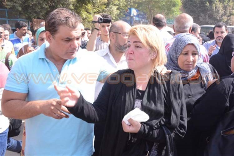 بالفيديو والصور.. مها أحمد تنهار باكية في جنازة والدها