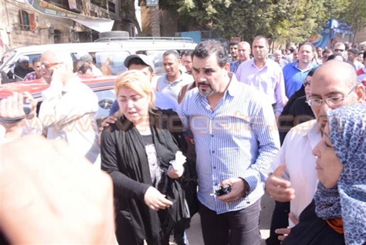 بالفيديو والصور.. مها أحمد تنهار باكية في جنازة والدها