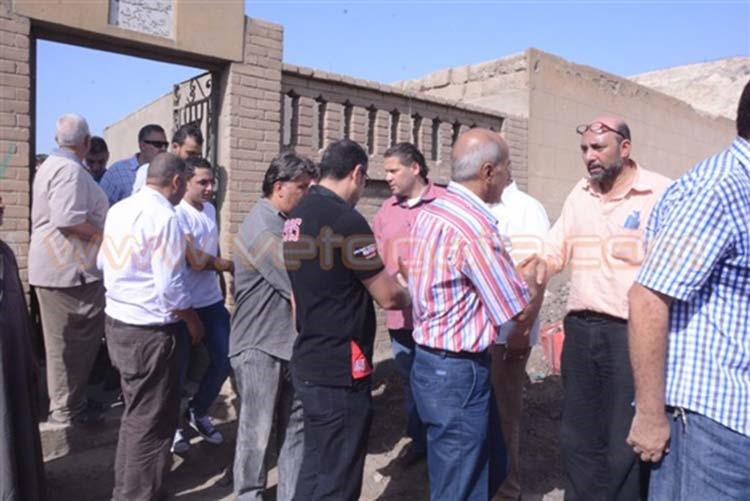 بالفيديو والصور.. مها أحمد تنهار باكية في جنازة والدها