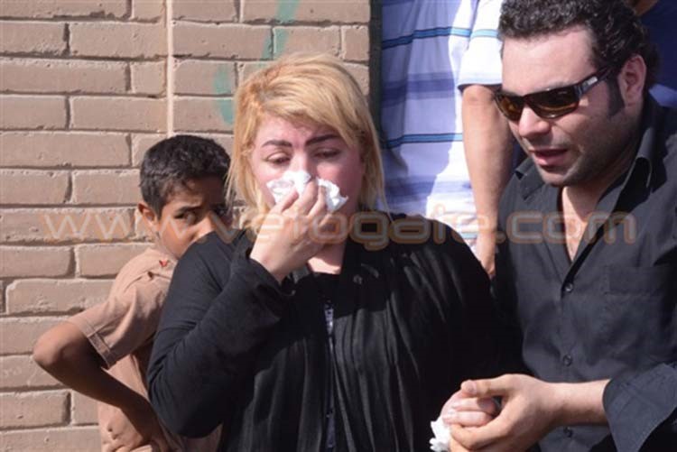بالفيديو والصور.. مها أحمد تنهار باكية في جنازة والدها