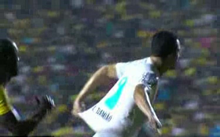 بالفيديو.. لاعب برازيلي يجذب قميصه بنفسه للحصول على ركلة جزاء