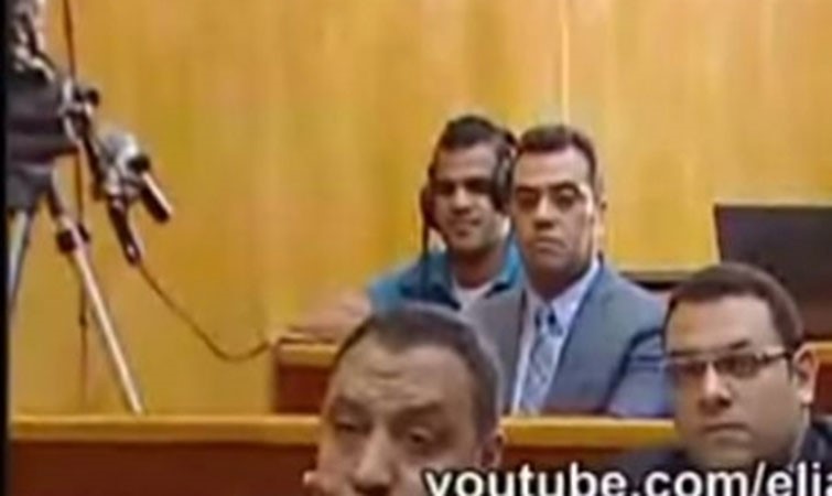بالفيديو.. مصور التلفزيون المصري يضحك فرحاً أثناء محاكمة "مرسي"
