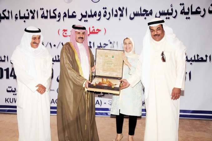 دحياة الحجي تكرم الشيخ مبارك الدعيج﻿