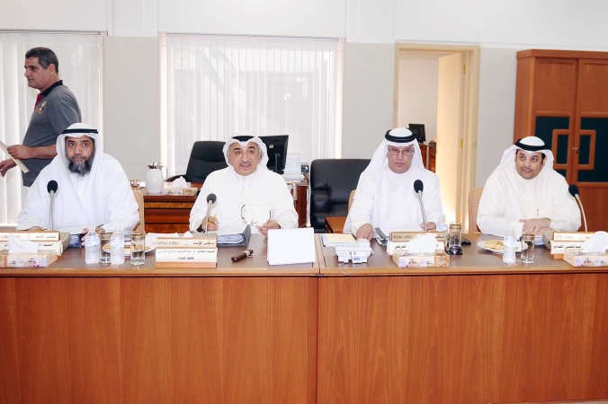 يعقوب الصانع ومبارك الحريص ود عبدالحميد دشتي ود عبدالرحمن الجيران خلال اجتماع اللجنة