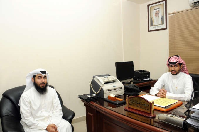 عبد المحسن الشمري متحدثا للزميل ثامر السليم 	انور الكندري﻿