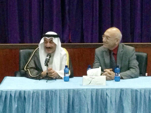 الفريق مفهد الامير خلال زيارة لمدرسة الكويت ثنائية اللغة﻿