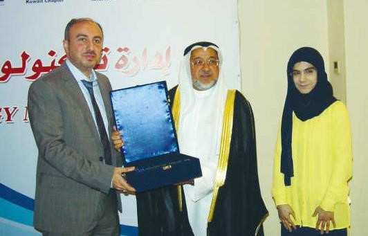 ماياد الحمود يكرم احد المشاركين في الدورة﻿