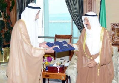 صاحب السمو الامير الشيخ صباح الاحمد يتسلم التقرير من عبدالعزيز العدساني 