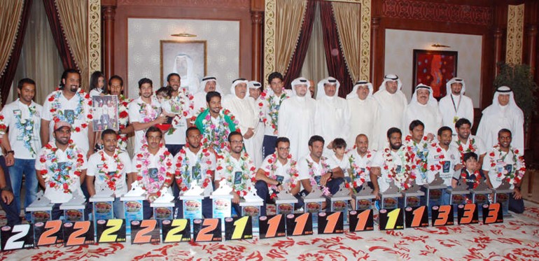 رئيس النادي البحري الرياضي اللواء فهد الفهد في صورة جماعية مع الابطال في المطار