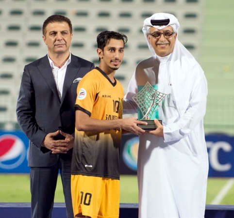 الشيخ سلمان بن ابراهيم يسلم جائزة احسن لاعب لسيف الحشان ﻿