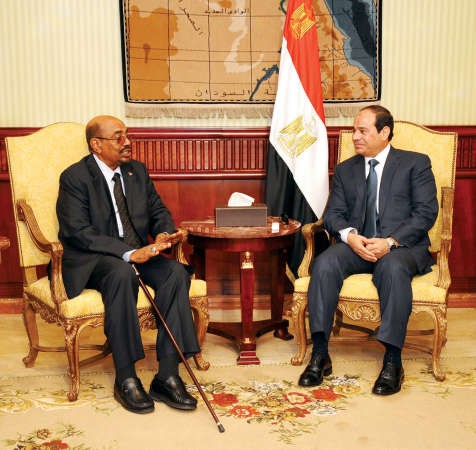الرئيس المصري المشير عبد الفتاح السيسي مجتمعا بنظيره السوداني عمر البشير في القاهرة امس افپ